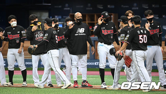 KT 위즈는 17일 서울 고척스카이돔에서 열린 2021 신한은행 SOL KBO 한국시리즈(7전 4선승제) 3차전에서 두산 베어스에 3-1로 승리했다.경기 종료 후 KT 선수들이 승리의 기쁨을 나누고 있다. 2021.11.17 /sunday@osen.co.kr