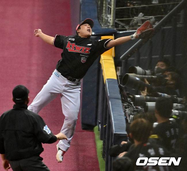 4회말 2사에서 KT 강백호가 두산 강승호의 파울 플라이 타구를 잡아내고 있다. 2021.11.17 /jpnews@osen.co.kr