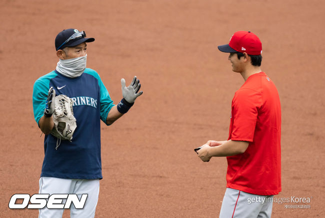 [사진] 오타니 쇼헤이(오른쪽)과 만나 대화를 나누고 있는 스즈키 이치로. ⓒGettyimages(무단전재 및 재배포 금지)