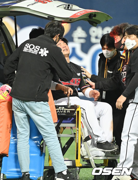 17일 오후 서울 고척스카이돔에서 두산 베어스와 KT 위즈의 2021시즌 KBO리그 한국시리즈 3차전이 열렸다.8회말 1사 1루 두산 안재석의 우익수 앞 땅볼때 박경수 2루수가 포구 과정서 부상을 당한뒤 엠뷸런스에 실리고 있다.  2021.11.17/ soul1014@osen.co.kr