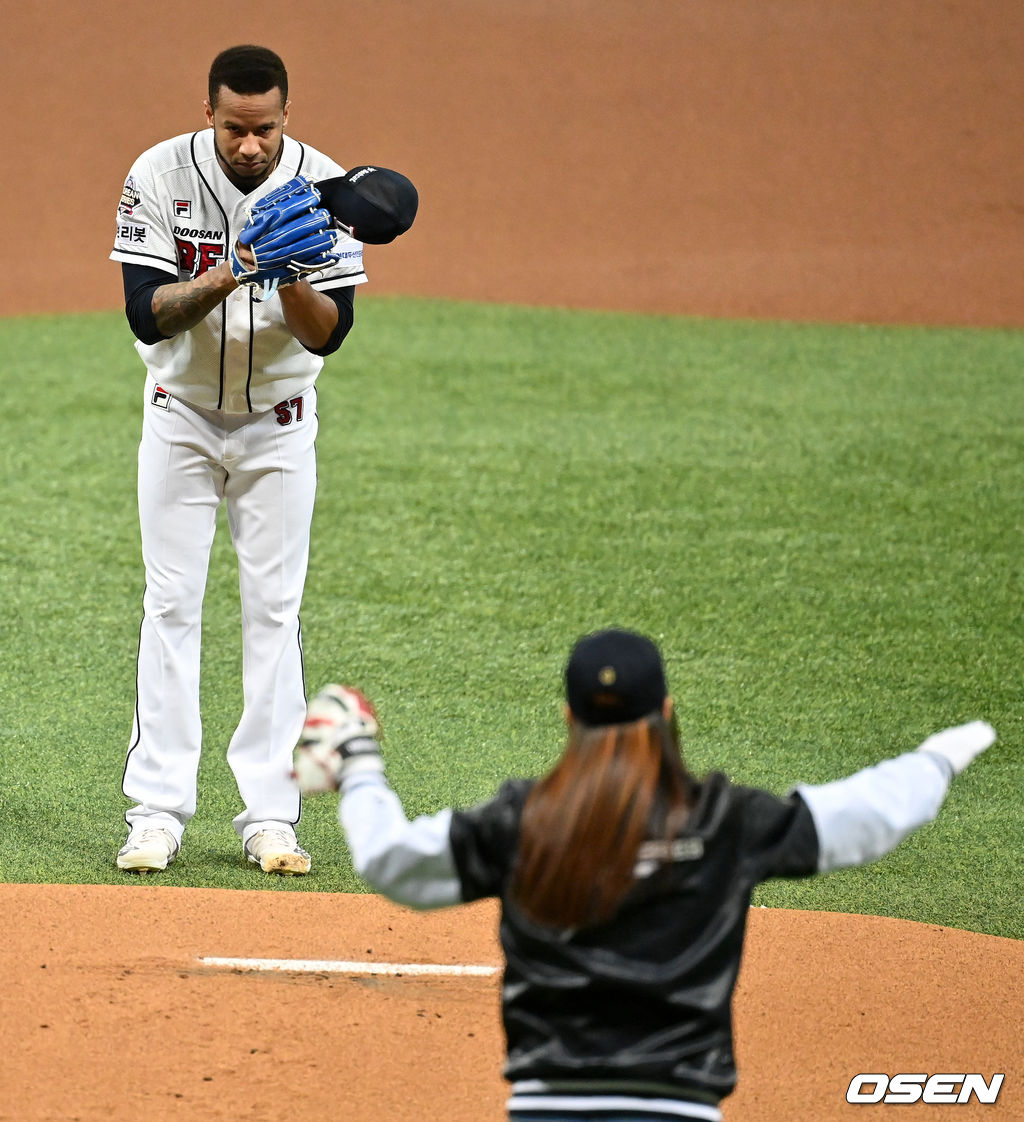 두산 선발 미란다가 코로나 시대의 ‘숨은 영웅’인 김경자 씨의 시구를 바라보며 감사의 인사와 함께 박수를 보내고 있다. 2021.11.17 /jpnews@osen.co.kr