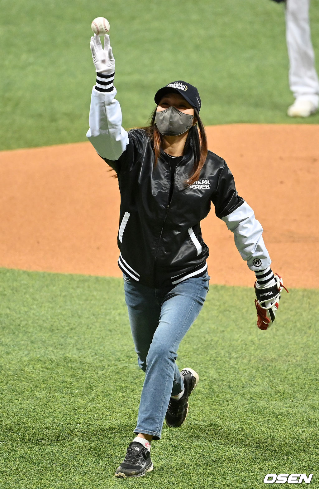 김경자 씨가 마운드에 올라 시구를 하고 있다. 2021.11.17 /jpnews@osen.co.kr