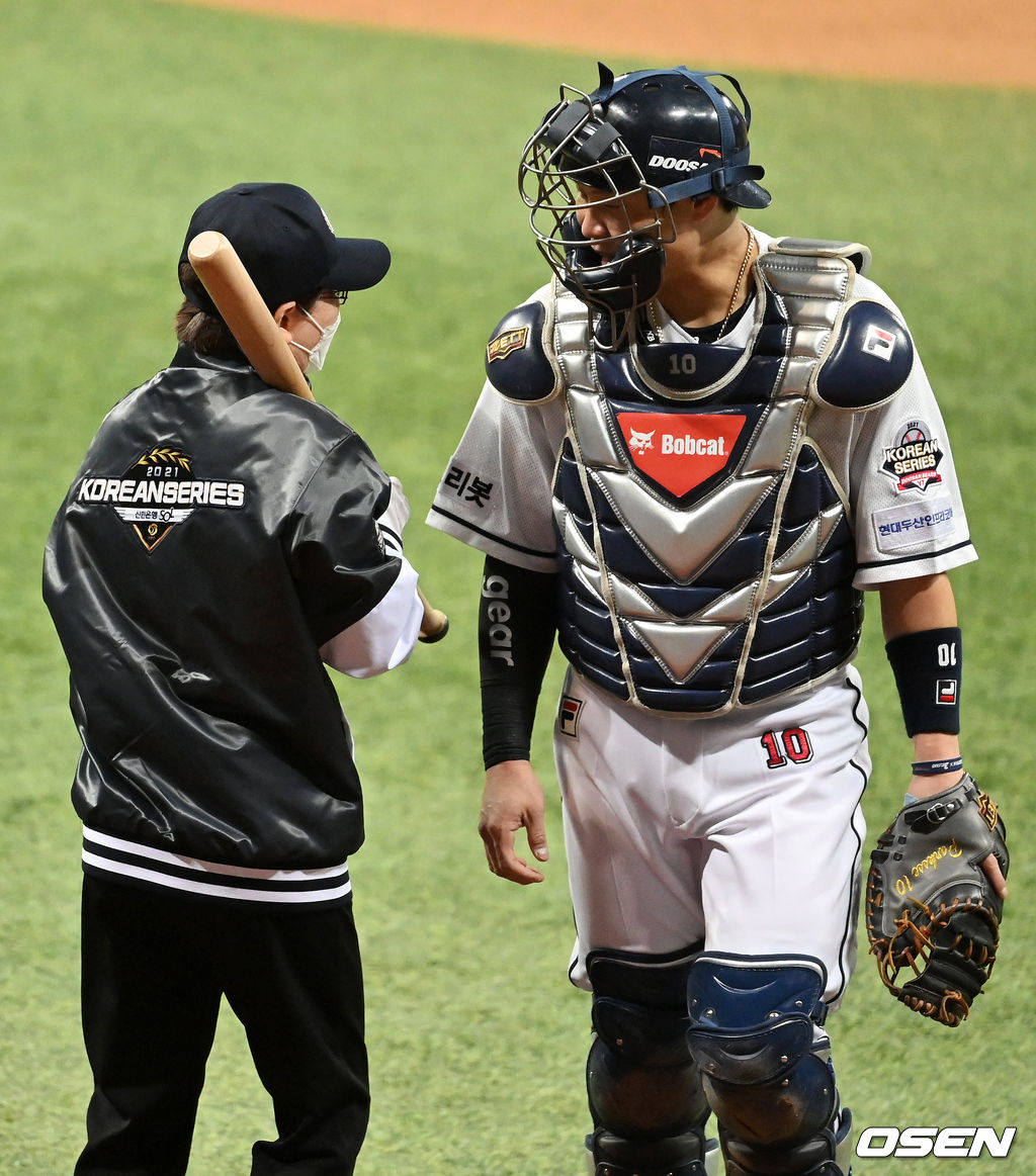 두산 박세혁이 코로나 시대의 ‘숨은 영웅’인 이연숙 씨에게 감사 인사를 전하고 있다. 2021.11.17 /jpnews@osen.co.kr