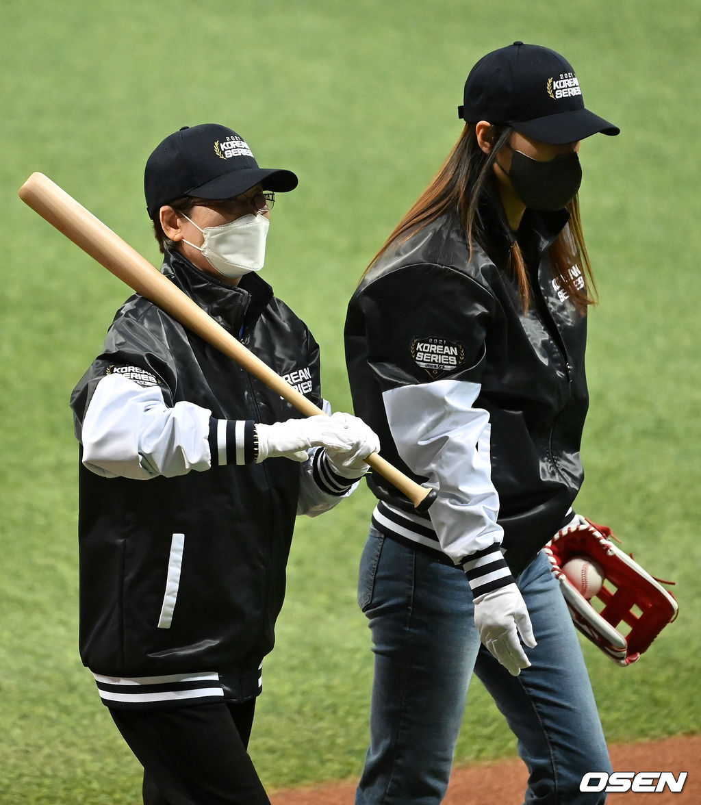 이날 코로나19 예방접종센터 자원봉사자인 이연숙 씨(77세)와 김경자 씨(48세)가 각각 시타, 시구자로 나섰다. 2021.11.17 /jpnews@osen.co.kr