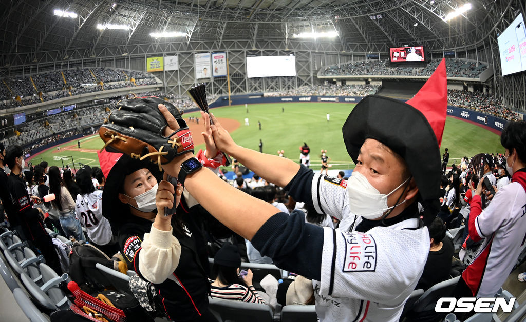 KT팬들이 응원을 하고 있다. 2021.11.15 /cej@osen.co.kr