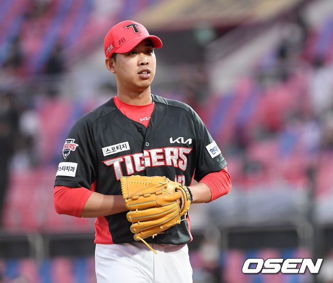 KIA 임기영이 이닝을 마친 뒤 더그아웃으로 들어오고 있다. 2021.06.23 /OSEN DB