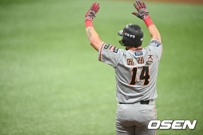 2회초 무사 1루 한화 페레즈가 선취 1타점 적시타를 날리고 세리머니를 하고 있다.  2021.08.27 / soul1014@osen.co.kr