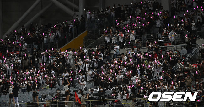 KT 팬들이 야광봉 응원을 펼치고 있다. 2021.11.18 /sunday@osen.co.kr