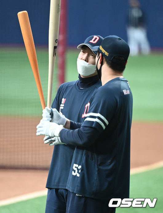 경기 앞서 두산 박건우와 양석환이 이야기를 나누고 있다  2021.11.17/ soul1014@osen.co.kr