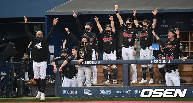 5회초 무사에서 KT 신본기의 좌월 솔로 홈런 때 더그아웃에서 선수들이 환호하고 있다. 2021.11.18 /sunday@osen.co.kr