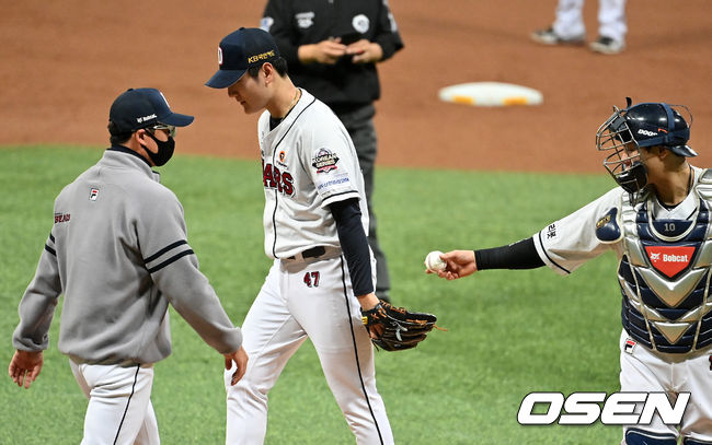 1회초 2사 1,2루에서 두산 곽빈이 3실점을 허용하며 강판당하고 있다. 2021.11.18 /jpnews@osen.co.kr