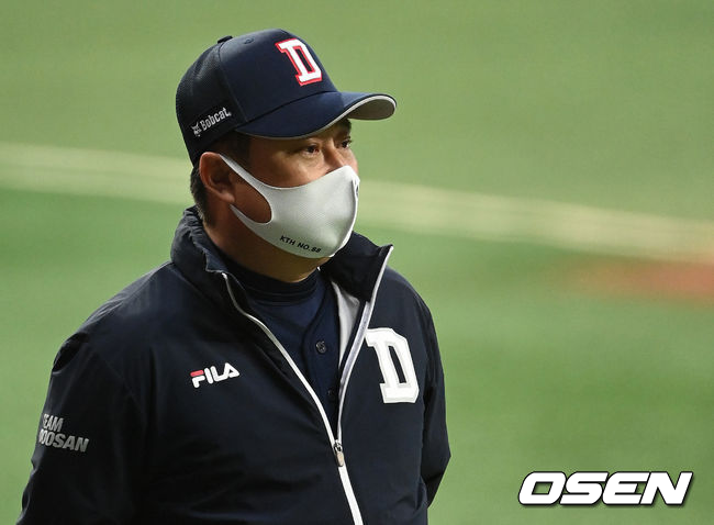 경기에 앞서 두산 김태형 감독이 훈련 중인 선수들을 바라보고 있다. /OSEN DB