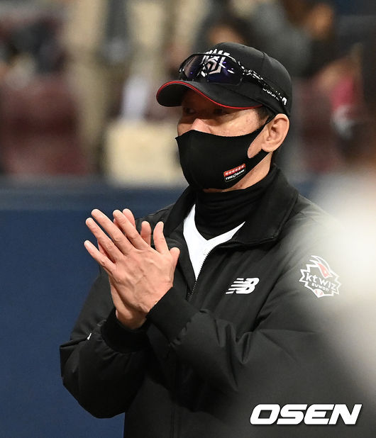 경기 종료 후 KT 이강철 감독이 선수들에게 박수를 보내고 있다. /sunday@osen.co.kr
