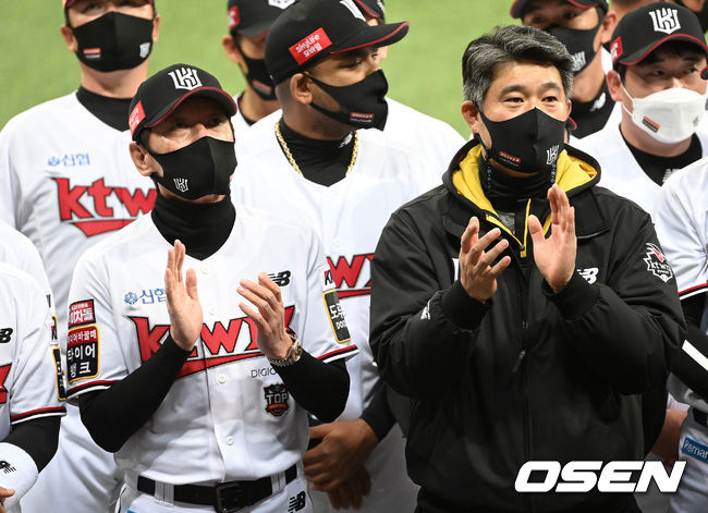 14일 한국시리즈 1차전 경기에 앞서 KT 이강철 감독과 이숭용 단장이 정규시즌 우승 시상식에서 박수를 치고 있다. /OSEN DB