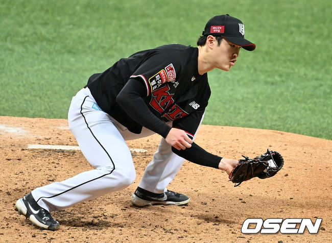 2회말 1사에서 KT 배제성이 두산 양석환의 투수앞 땅볼 타구를 처리하고 있다. 2021.11.18 /jpnews@osen.co.kr