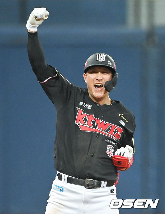 18일 오후 서울 고척스카이돔에서 두산 베어스와 KT 위즈의 2021시즌 KBO리그 한국시리즈 4차전이 열렸다.2회초 무사 1루 KT 황재균이 1타점 적시 2루타를 날린뒤 환호하고 있다.  2021.11.18/ soul1014@osen.co.kr