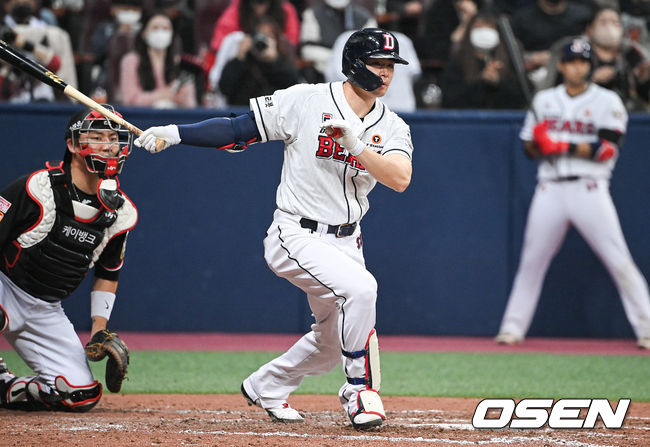 4회말 1사 3루 두산 김재환이 1타점 적시타를 날리고 있다. 2021.11.18/ soul1014@osen.co.kr