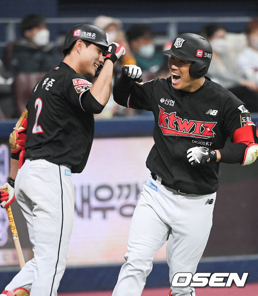 5회초 KT 선두타자 신본기가 솔로홈런을 날리고 동료들의 축하를 받고 있다.   2021.11.18/ soul1014@osen.co.kr