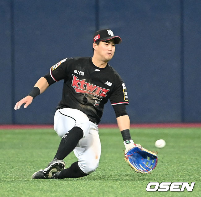 7회말 2사 2루에서 KT 배정대가 두산 정수빈의 타구를 잡고 있다. 2021.11.18 /sunday@osen.co.kr