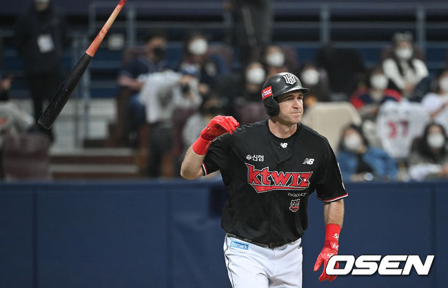 8회초 2사 1루 KT 호잉이 2점 홈런을 날리고 배트플립을 하고 있다.   2021.11.18/ soul1014@osen.co.kr