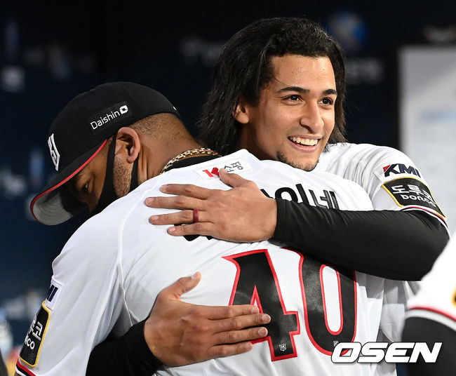 14일 오후 서울 고척스카이돔에서 KT 위즈와 두산 베어스의 2021시즌 KBO리그 한국시리즈 1차전이 열렸다.8회초 2사 1루에서 마운드를 내려온 KT 쿠에바스가 데스파이네와 포옹을 하고 있다. /sunday@osen.co.kr