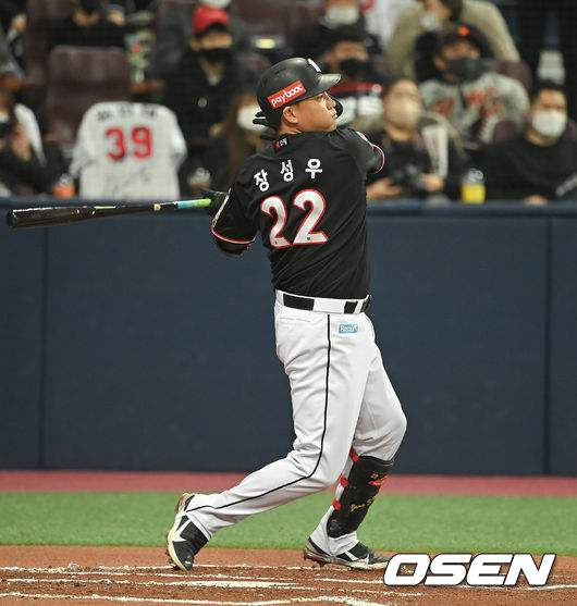 18일 오후 서울 고척스카이돔에서 두산 베어스와 KT 위즈의 2021시즌 KBO리그 한국시리즈 4차전이 열렸다.1회초 2사 1,3루 KT 장성우가 1타점 적시타를 날리고 있다.   2021.11.18/ soul1014@osen.co.kr