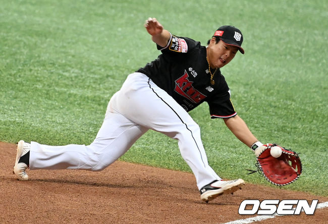 4회말 1사 3루에서 KT 강백호가 두산 김재환이 1타점 적시 2루타 타구를 아쉽게 놓치고 있다. 2021.11.18 /jpnews@osen.co.kr