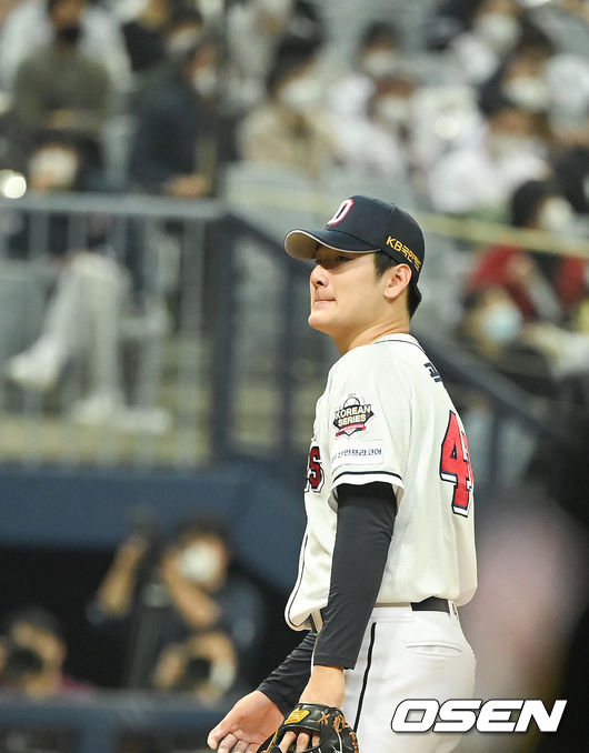 18일 오후 서울 고척스카이돔에서 두산 베어스와 KT 위즈의 2021시즌 KBO리그 한국시리즈 4차전이 열렸다.1회초 2사 1,3루 두산 선발투수 곽빈이 강판되고 있다.  2021.11.18/ soul1014@osen.co.kr