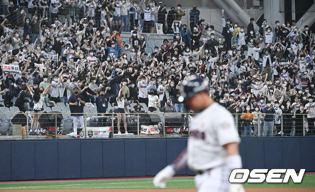 18일 오후 서울 고척스카이돔에서 두산 베어스와 KT 위즈의 2021시즌 KBO리그 한국시리즈 4차전이 열렸다.6회말 무사 2,3루 두산 페르난데스의 2타점 적시타때 환호하는 두산 응원단.    2021.11.18/ soul1014@osen.co.kr
