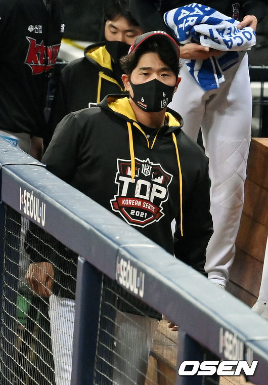 부상을 당한 KT 박경수가 더그아웃에서 동료선수들과 함꼐 하고 있다. 2021.11.18 /jpnews@osen.co.kr