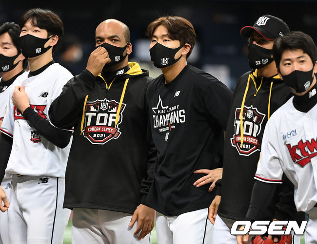 KT는 지난 15일 서울 고척스카이돔에서 열린 2021 신한은행 SOL KBO 한국시리즈(7전 4선승제) 두산 베어스와 2차전에서 6-1 승리를 거뒀다. 경기 종료 후 KT 소형준이 승리의 기쁨을 나눴다. 2021.11.15 /sunday@osen.co.kr