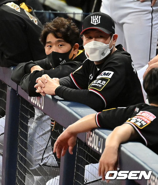 1회초 KT 박경수와 유한준이 더그아웃에서 경기를 지켜보고 있다. 2021.11.18 /jpnews@osen.co.kr