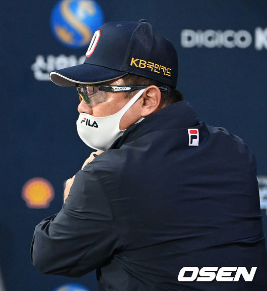 6회말 두산 김태형 감독이 더그아웃에서 타격 자세를 취하고 있다. 2021.11.18 /sunday@osen.co.kr