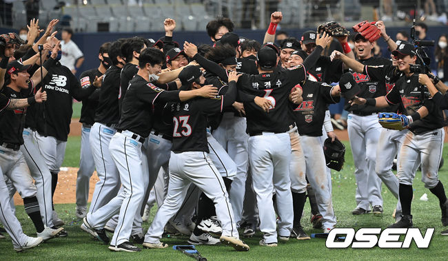 18일 오후 서울 고척스카이돔에서 두산 베어스와 KT 위즈의 2021시즌 KBO리그 한국시리즈 4차전이 열렸다.우승 확정한 KT 선수들이 박경수와 함께 기뻐하고 있다.  2021.11.18/ soul1014@osen.co.kr
