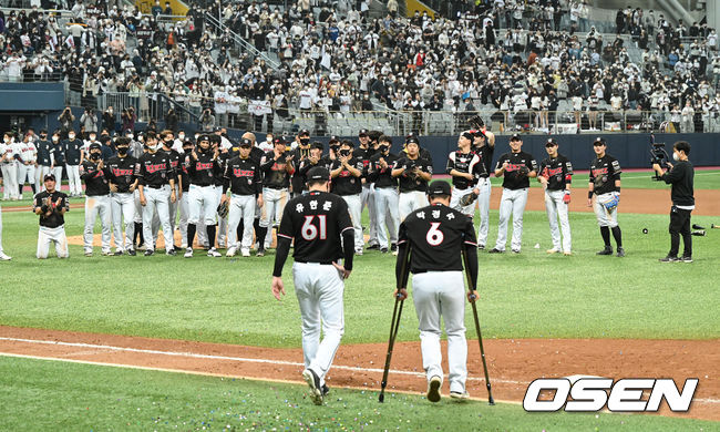 경기를 마치고 KT 선수단이 목발짚고 입장하는 박경수를 맞이하고 있다  2021.11.18/ soul1014@osen.co.kr
