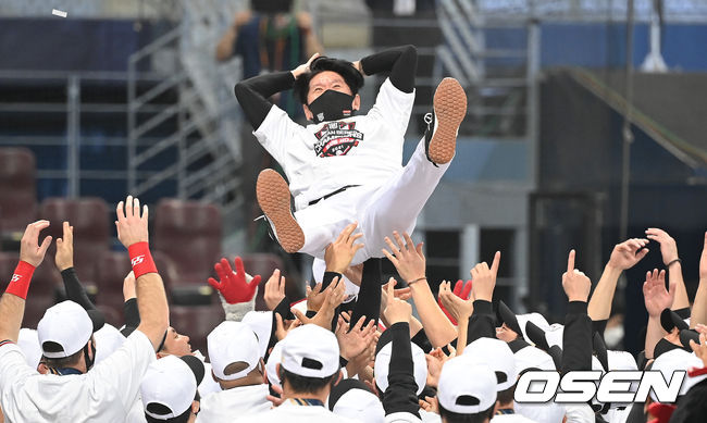 경기를 마치고 KT 이강철 감독이 헹가래를 받고 있다. 2021.11.18/ soul1014@osen.co.kr