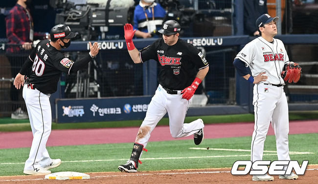 8회초 2사 1루 상황 KT 호잉이 달아나는 우월 투런포를 날리고 그라운드를 돌며 박정환 코치와 기뻐하고 있다. 아쉬워하는 두산 1루수는 양석환. 2021.11.18 / dreamer@osen.co.kr