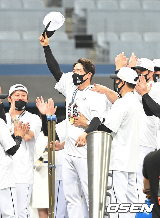 경기를 마치고 한국시리즈 MVP로 선정된 박경수가 팬들에게 인사를 하고 있다. 2021.11.18/ soul1014@osen.co.kr