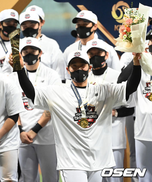 경기를 마치고 MVP를 차지한 KT 박경수가 환호하고 있다. 2021.11.18 /sunday@osen.co.kr