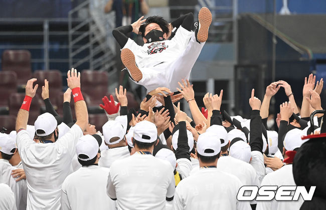 KT 위즈가 창단 첫 한국시리즈 우승을 차지했다.KT는 18일 서울 고척 스카이돔에서 열린 한국시리즈 4차전 두산과의 경기에서 8-4로 승리했다. 이로써 KT는 1~4차전을 모두 승리하면서 4전승 퍼펙트 우승을 달성했다. 7년 연속 한국시리즈에 진출한 두산은 역대 9번째로 4전패 준우승 팀이 됐다. 경기를 마치고 KT 이강철 감독이 헹가래를 받고 있다. 2021.11.18/ soul1014@osen.co.kr