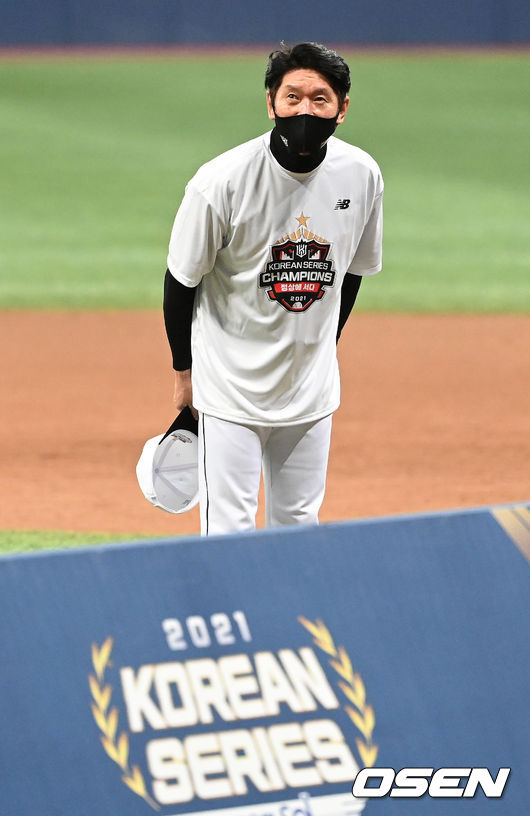 KT 위즈가 창단 첫 한국시리즈 우승을 차지했다.KT는 18일 서울 고척 스카이돔에서 열린 한국시리즈 4차전 두산과의 경기에서 8-4로 승리했다. 이로써 KT는 1~4차전을 모두 승리하면서 4전승 퍼펙트 우승을 달성했다. 7년 연속 한국시리즈에 진출한 두산은 역대 9번째로 4전패 준우승 팀이 됐다. 시상식에서 KT 이강철 감독이 관중석을 향해 인사를 하고 있다. 2021.11.18 /sunday@osen.co.kr