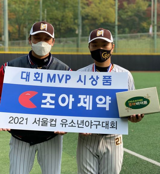 고명초등학교는 18일 장충어린이야구장에서 열린 결승전에서 ‘디펜딩 챔피언’ 서울 도곡초등학교를 14-4로 꺾고 우승을 차지하며 서울컵 세 번째 주인공이 됐다./ 서울시야구소프트볼협회 제공