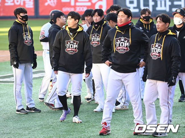 11일 오후 수원KT위즈파크에서 KT 위즈와 한화 이글스의 연습경기가 진행됐다. 이날 경기는 KT 위즈가 한화 이글스를 상대로 2-0 승리했다. 경기 종료 후 박경수(오른쪽) 등 KT 선수들이 한화에 인사를 하고 있다. 2021.11.11 /ksl0919@osen.co.kr