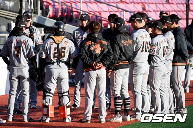 11일 오후 수원KT위즈파크에서 KT 위즈와 한화 이글스의 연습경기가 진행됐다. 이날 경기는 KT 위즈가 한화 이글스를 상대로 2-0 승리했다.경기 종료 후 한화 선수들이 미팅을 갖고 있다. 2021.11.11