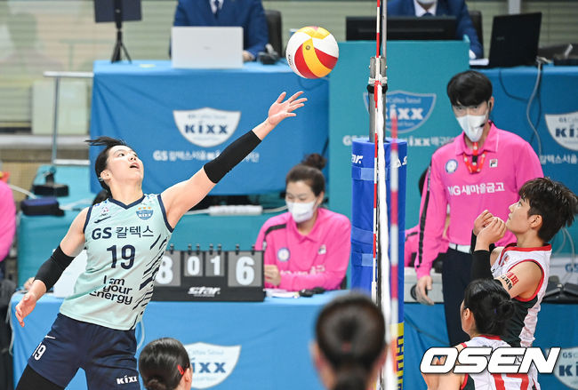 2세트 GS칼텍스 유서연이 공격 시도하고 있다. 2021.11.19/ soul1014@osen.co.kr