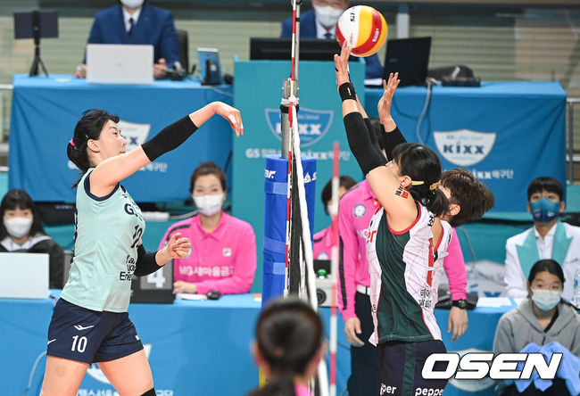 2세트 GS칼텍스 강소휘가 강타를 날리고 있다. 2021.11.19/ soul1014@osen.co.kr