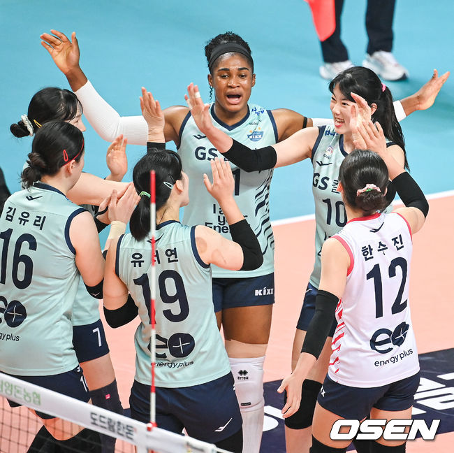 1세트 GS칼텍스 강소휘가 서브에이스 성공후 동료들과 기뻐하고 있다. 2021.11.19/ soul1014@osen.co.kr