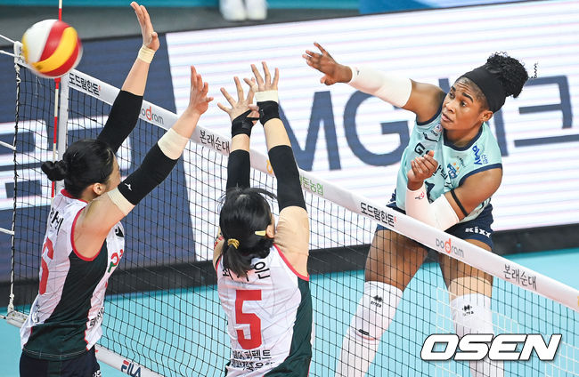 2세트 GS칼텍스 모마가 강타를 날리고 있다. 2021.11.19/ soul1014@osen.co.kr