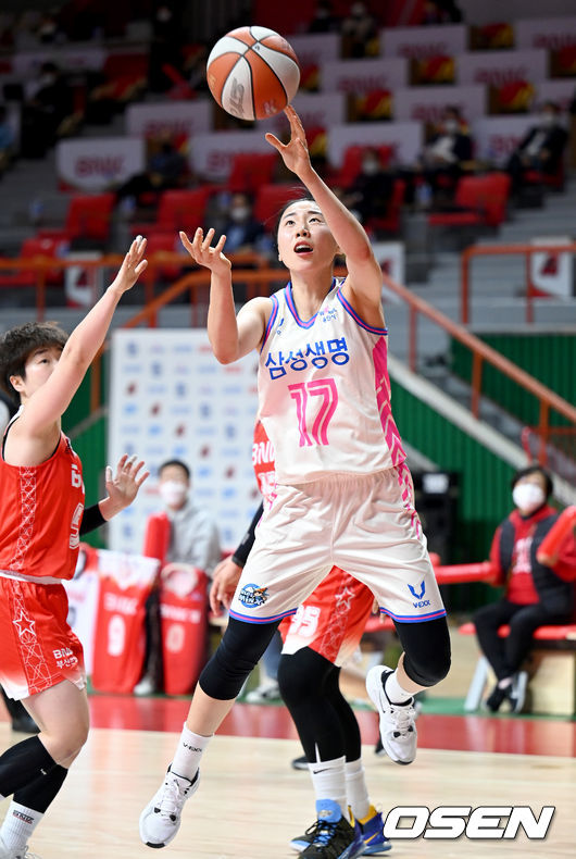 19일 부산 동래구 사직종합운동장 실내체육관에서 '삼성생명 2021-22 여자프로농구' BNK 썸과 삼성생명 블루밍스의 경기가 열렸다.1쿼터 삼성생명 강유림이 골밑슛을 하고 있다. 2021.11.19 /ksl0919@osen.co.kr