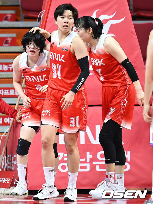 19일 부산 동래구 사직종합운동장 실내체육관에서 '삼성생명 2021-22 여자프로농구' BNK 썸과 삼성생명 블루밍스의 경기가 열렸다.2쿼터 BNK 이소희가 득점에 성공한 뒤 동료 선수들의 축하를 받고 있다. 2021.11.19 /ksl0919@osen.co.kr